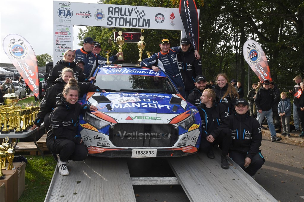 Team Vallentin Rallysport samlet ved målrampen i Stoholm efter et hektisk slutopgør i Dansk Super Rally.
(Foto: Morten Dam - autoMOTIV/specialpress)
